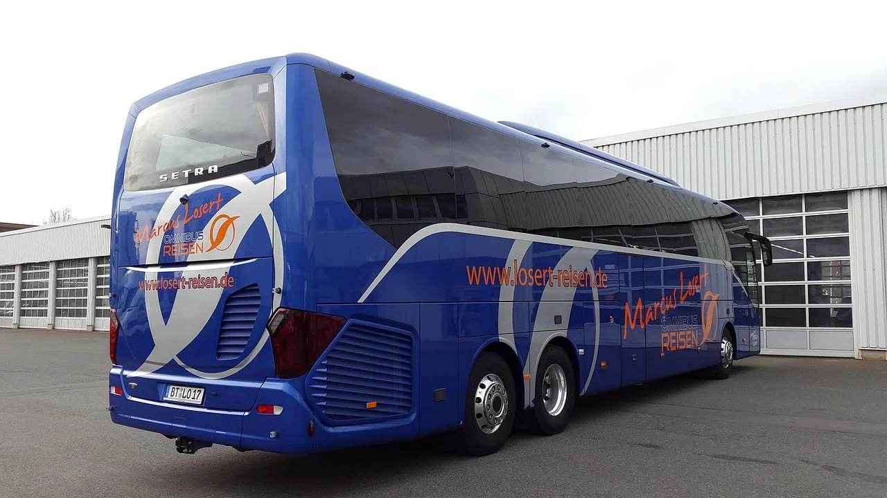 Wycena przejazdu: jakie dane przyspieszają ofertę wynajmu busa lub autokaru?