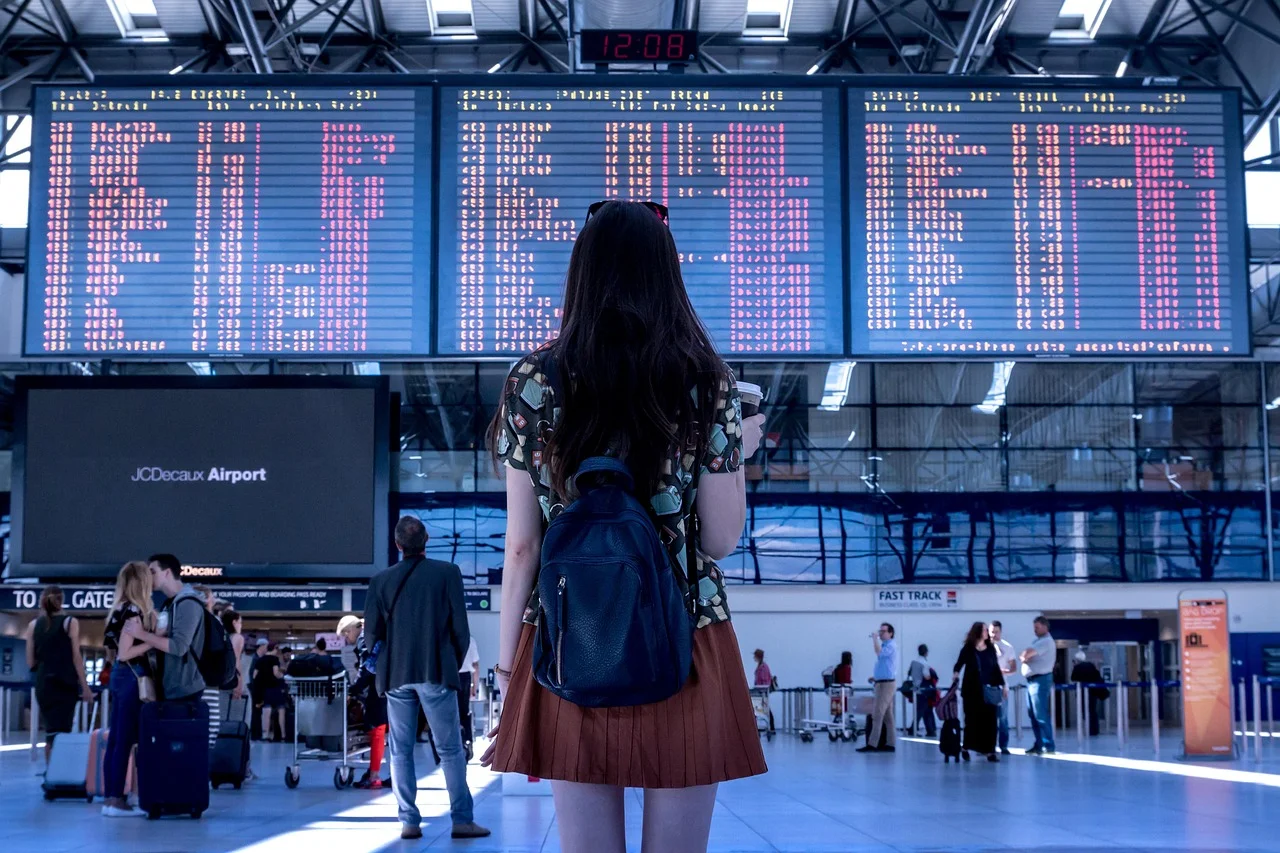 Transport na lotnisko: jak zaplanować wyjazd, żeby nie spóźnić się na odprawę?